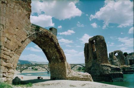 Hasankyef bridge from 1116. © Tina Bird, June 2000